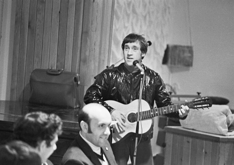 Владимир Высоцкий во время празднования 10-летия Театра на Таганке