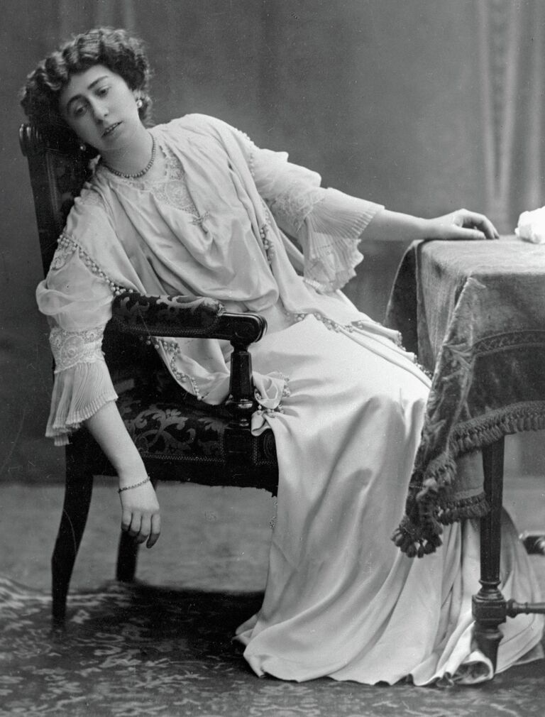 Репродукция фотографии певицы Антонины Неждановой в роли Виолетты в опере Джузеппе Верди Травиата 