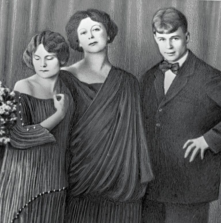 Есенин с Айседорой и Ирмой Дункан
