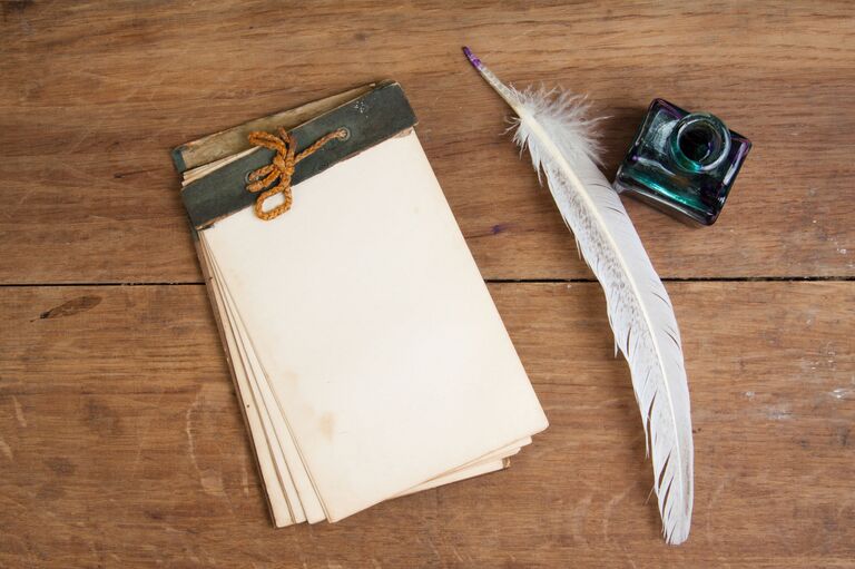 Перо, чернила и блокнот
