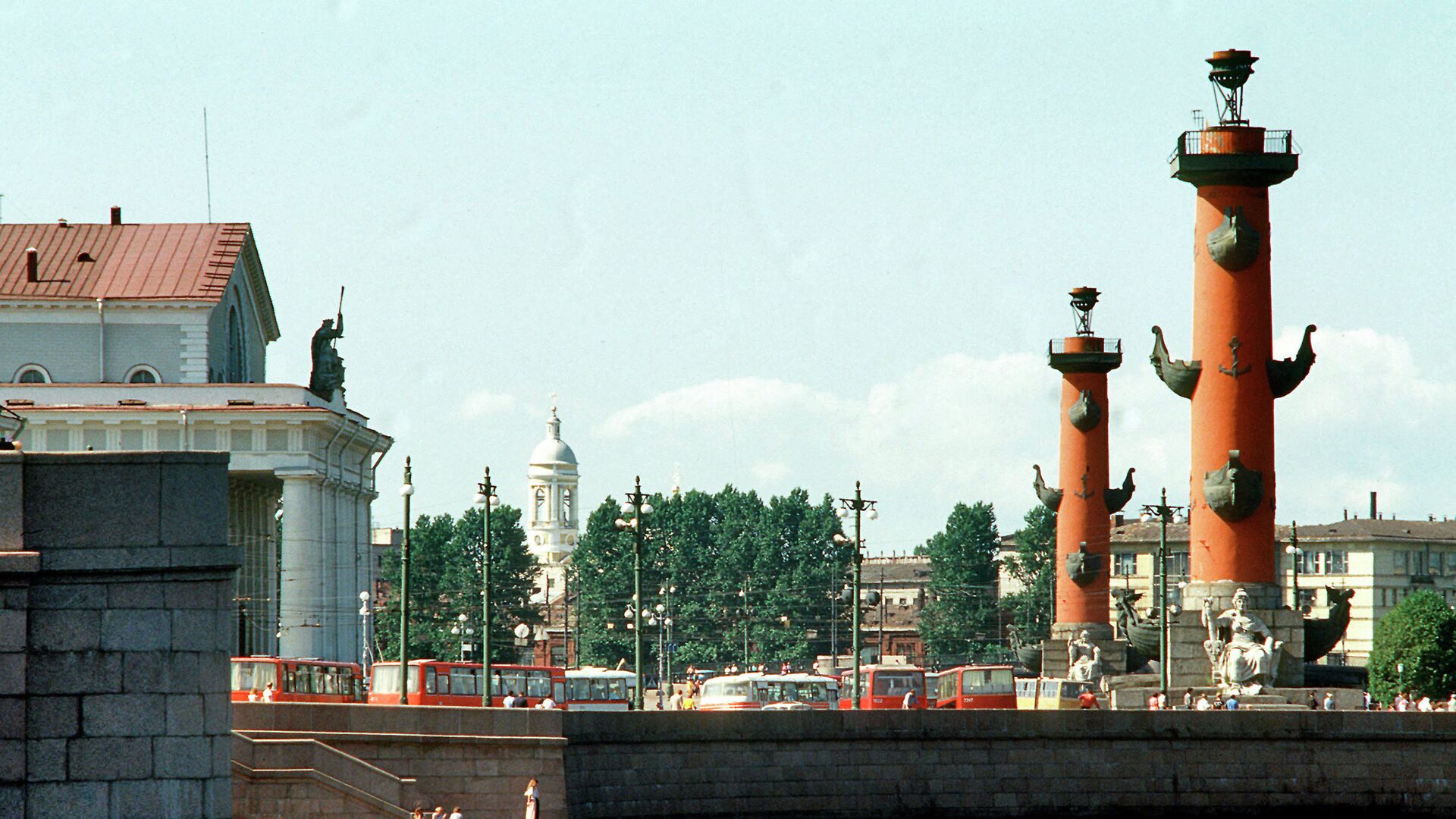 На стрелке Васильевского острова в Санкт-Петербурге - РИА Новости, 1920, 21.08.2023