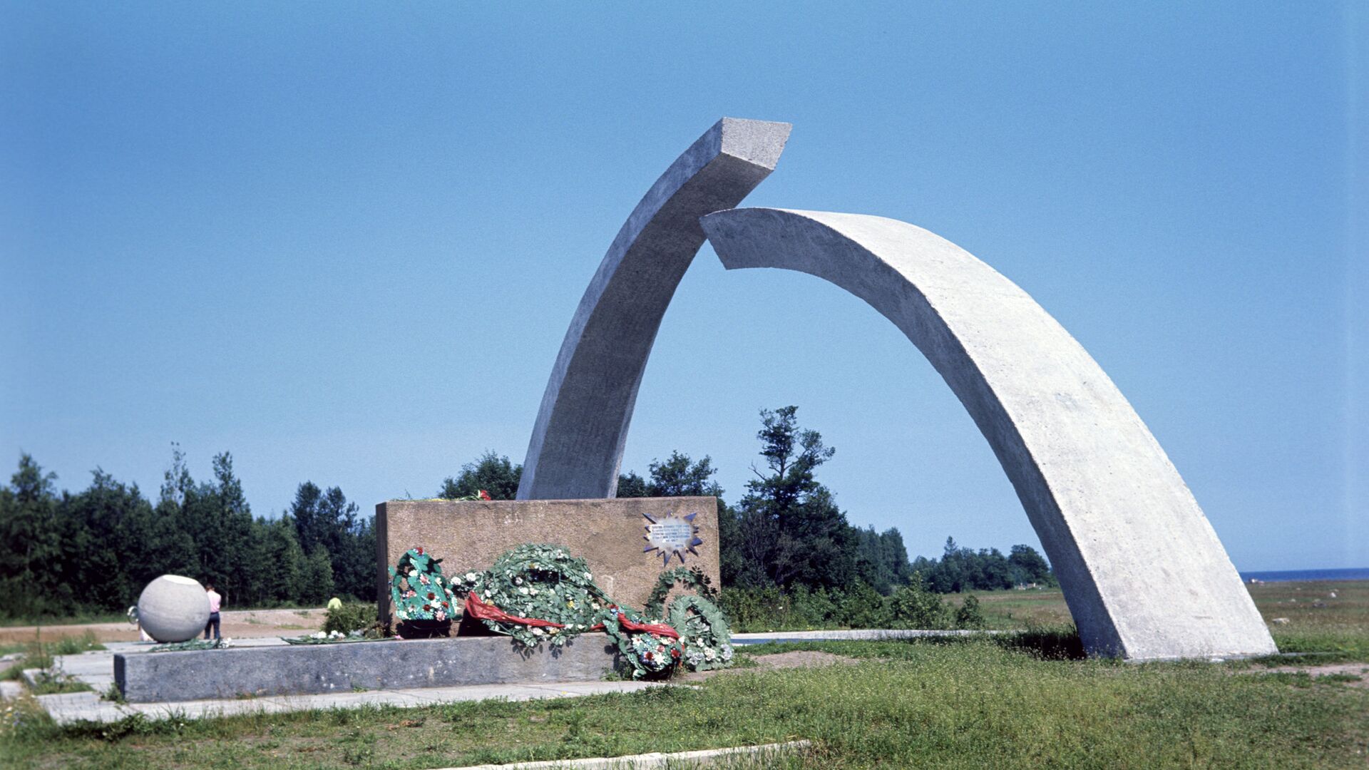 Монумент Разорванное кольцо на Дороге жизни - РИА Новости, 1920, 10.03.2023