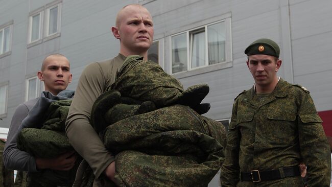 Солдаты-срочники перед демонстрацией образцов новой военной полевой формы