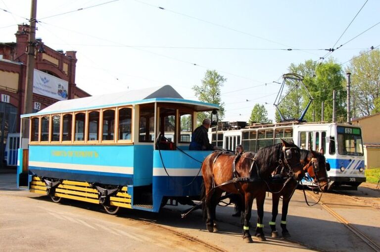 Конка на улице Петербурга
