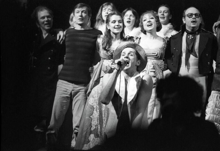 Сцена из спектакля Юнона и Авось Сцена из спектакля Юнона и Авось