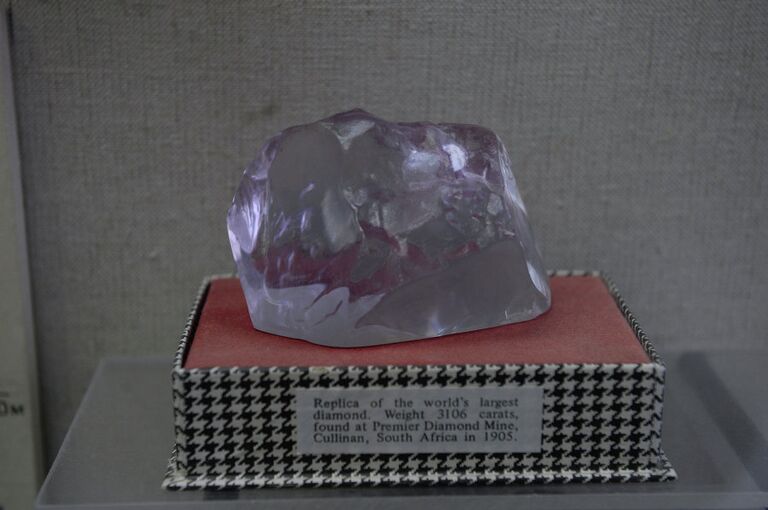Реплика самого большого в мире алмаза в Центральном сибирском геологическом музее