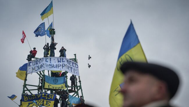 Сторонники евроинтеграции Украины во время митинга на площади Независимости в Киеве