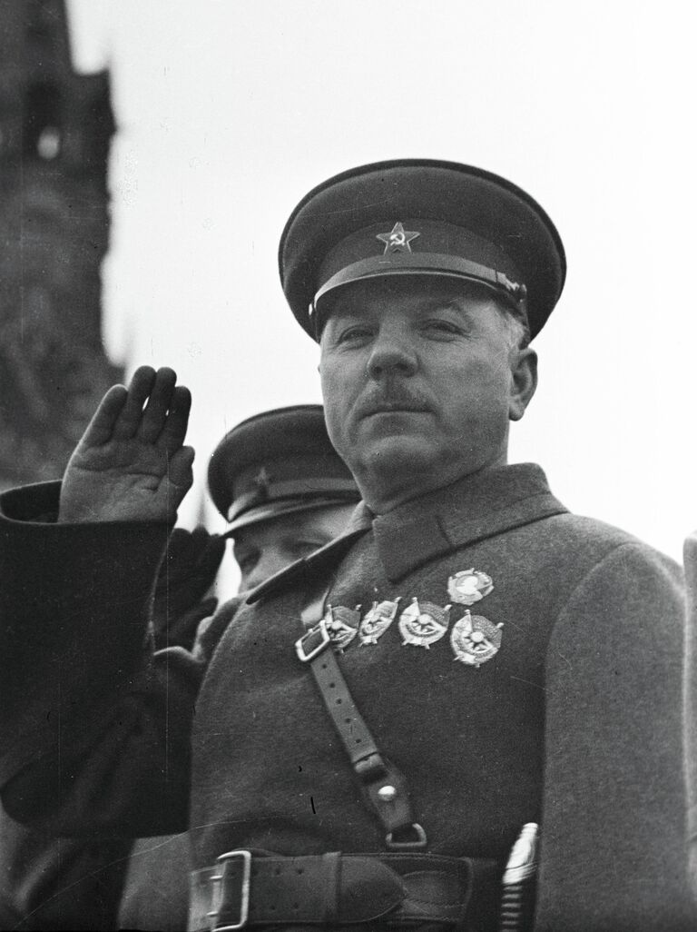 Ворошилов приветствует участников парада