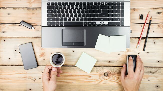 Работа за ноутбуком. Архивное фото