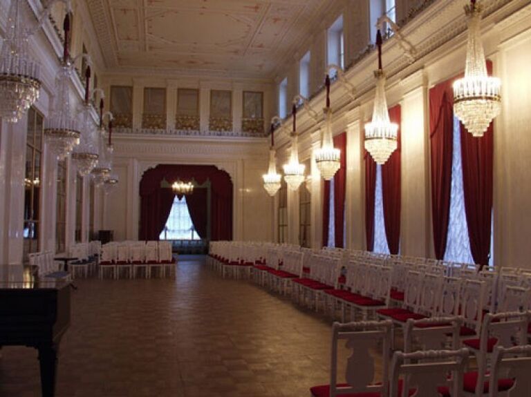 Белый зал Шереметевского дворца в Петербурге