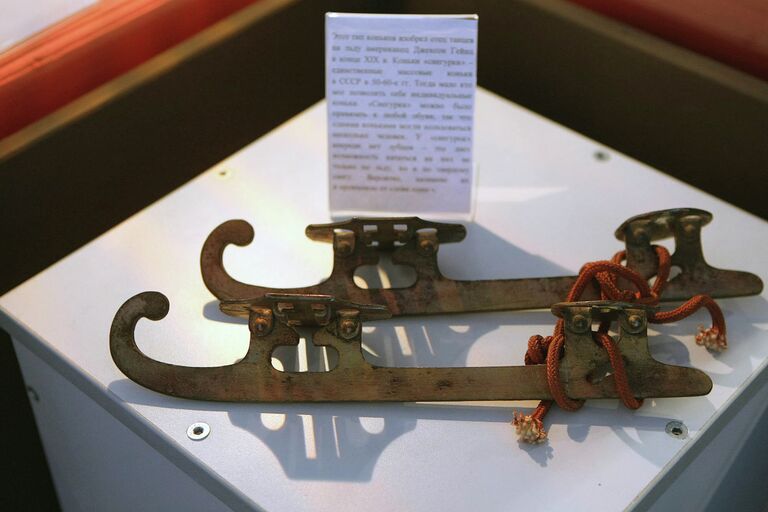 Модель фигурных коньков конца XIX века на выставке Спортзал в музее в Музее Новосибирска