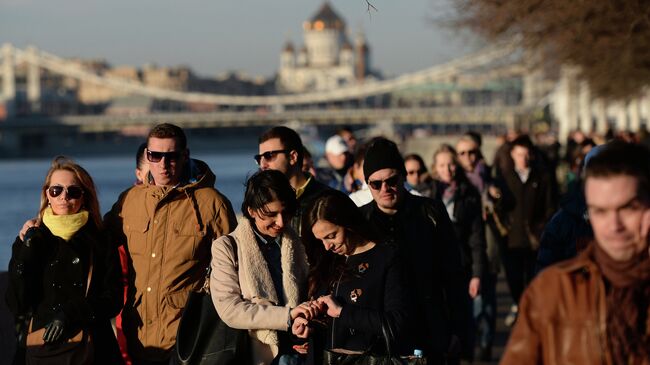 Жители столицы во время прогулки по городу