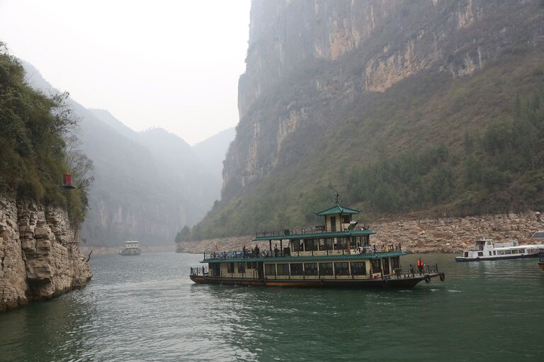 Экскурсионный катер на реке Янцзы