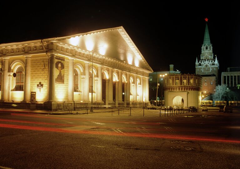 Вид на здание Манежа и башни Московского Кремля