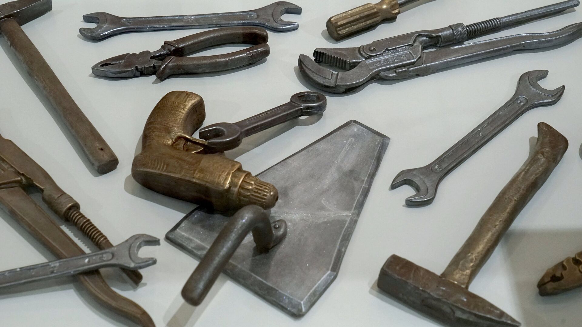 Экспонаты в виде инструментов, изготовленные из шоколада и марципана - РИА Новости, 1920, 19.09.2025