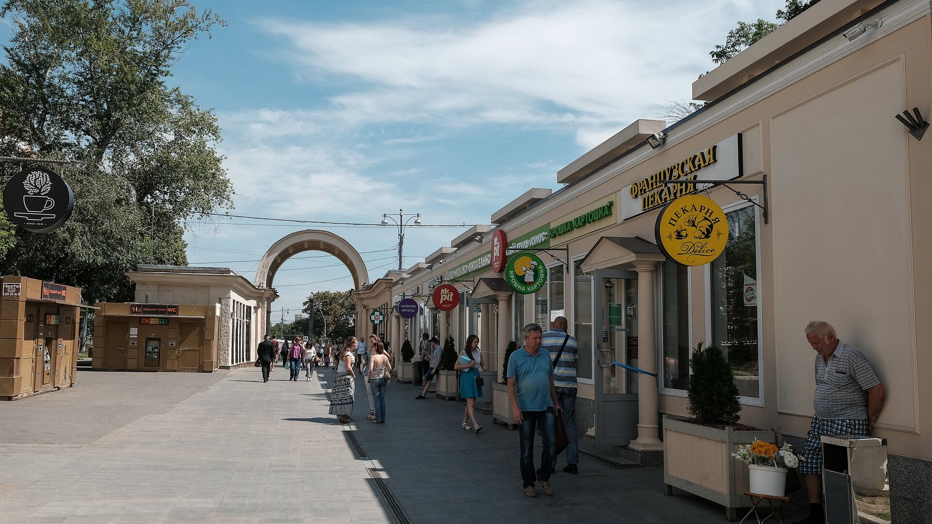 Снесенные торговые павильоны у метро Кропоткинская в Москве. Архивное фото - РИА Новости, 1920, 25.08.2023