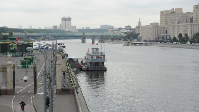 Пушкинская набережная и Москва-река