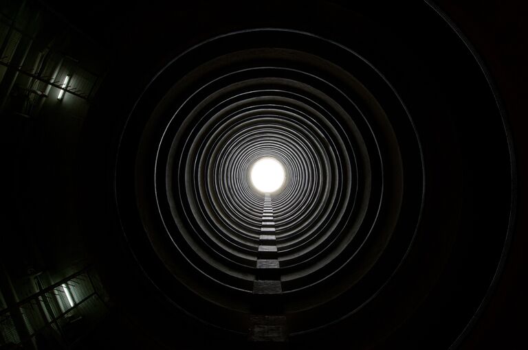 Колодец внутри круглого жилого здания в Гонконге