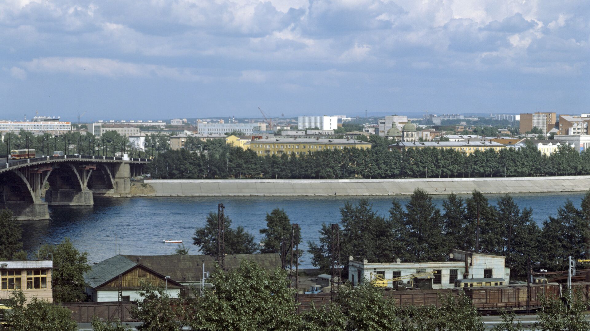 Вид на город Иркутск со стороны реки Ангары - РИА Новости, 1920, 26.07.2023