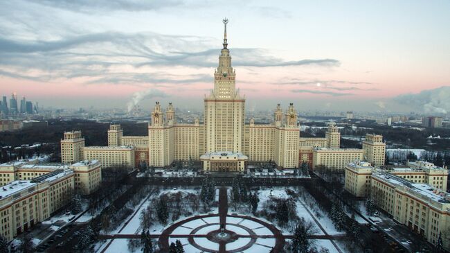 Вид на Главное здание МГУ на Воробъевых горах. Архивное фото