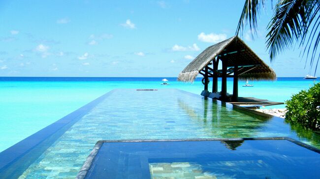 Бассейн в отеле The One and Only Reethi Rah, Мальдивы