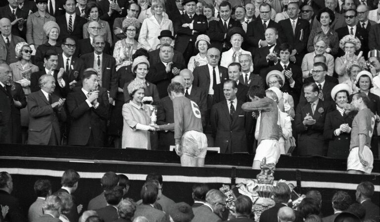 Королева Англии Елизавета II вручает приз VIII первенства мира по футболу Кубок Золотая богиня капитану английской сборной Роберту Муру