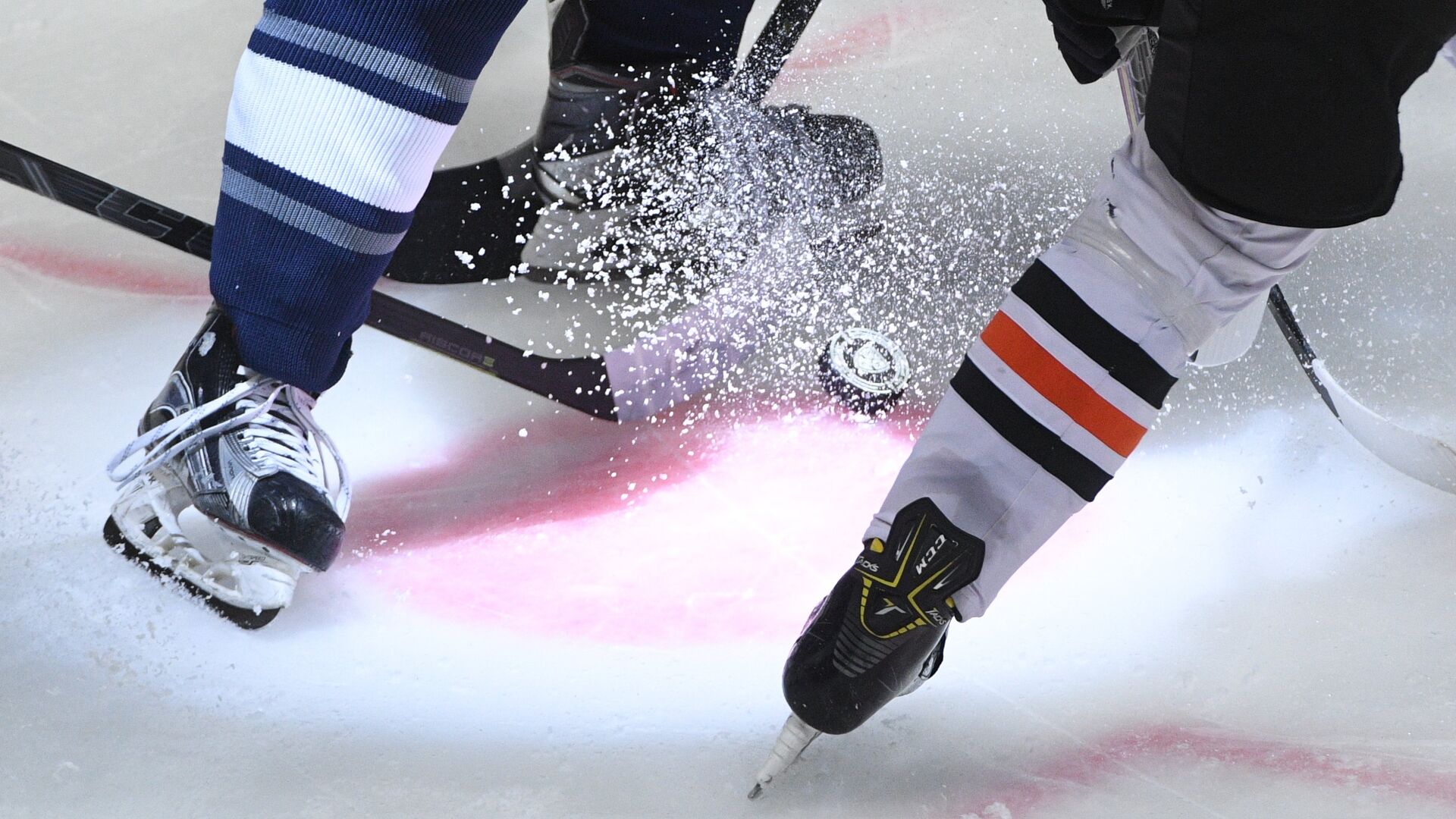 Вбрасывание шайбы в матче Динамо (Москва) - Амур - РИА Новости, 1920, 19.03.2025