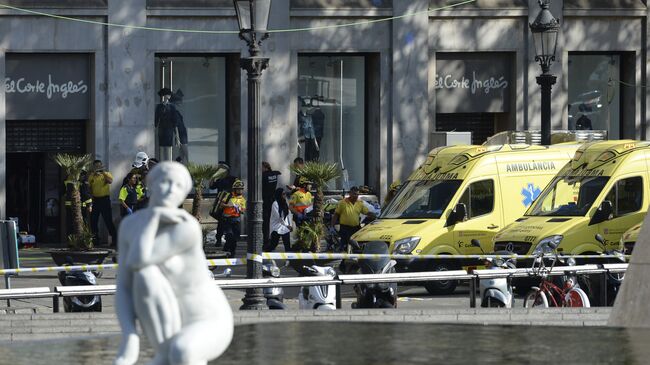 Скорая помощь в районе наезда микроавтобуса на пешеходов в Барселоне. 17 августа 2017