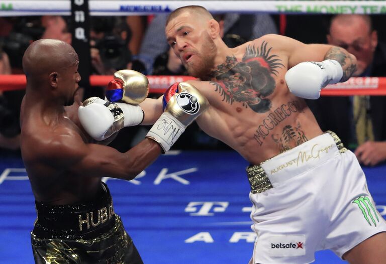 Флойд Мэйуэзер (слева) и Конор Макгрегор