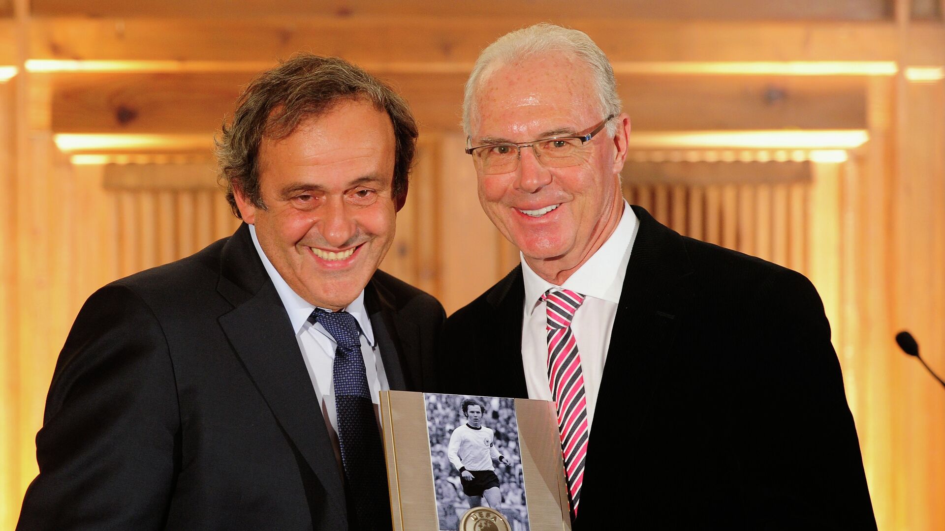 Мишель Платини и Франц Беккенбауэр (справа). Архивное фото - РИА Новости, 1920, 08.01.2024