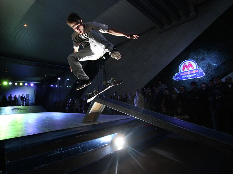 Участники первого чемпионата по скейтбордингу Red Bull Skate Underground