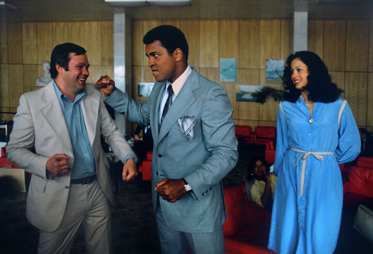 Мохаммед Али (в центре)