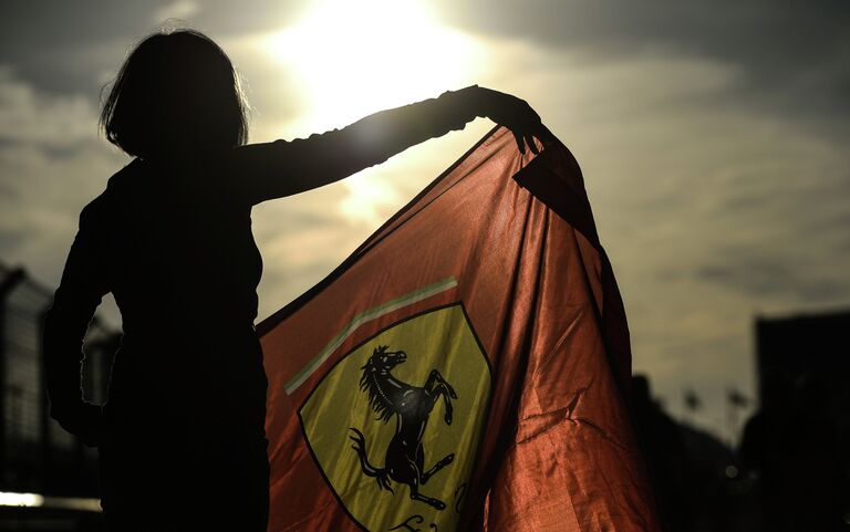 Болельщица команды Феррари 