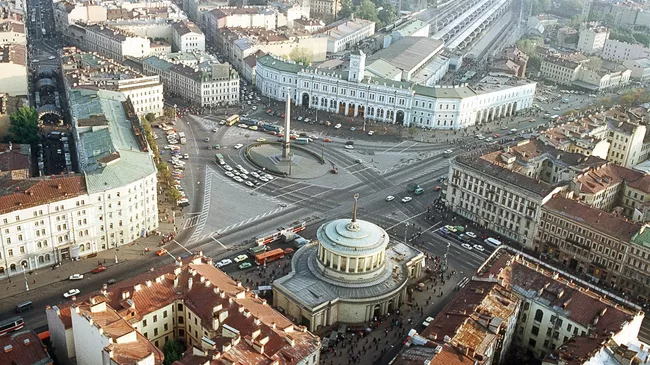 Вид на Площадь Восстания в Санкт-Петербурге с вертолета. Справа - Московский вокзал, слева - гостиница Октябрьская. На первом плане - павильон метро Площадь Восстания. В центре - обелиск Городу-герою Ленинграду, архив 1995 год
